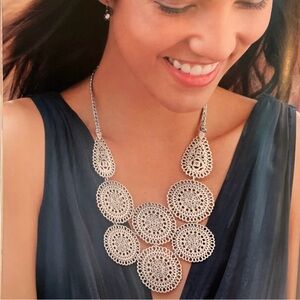 STELLA & DOT Medina Bib Necklace N199S